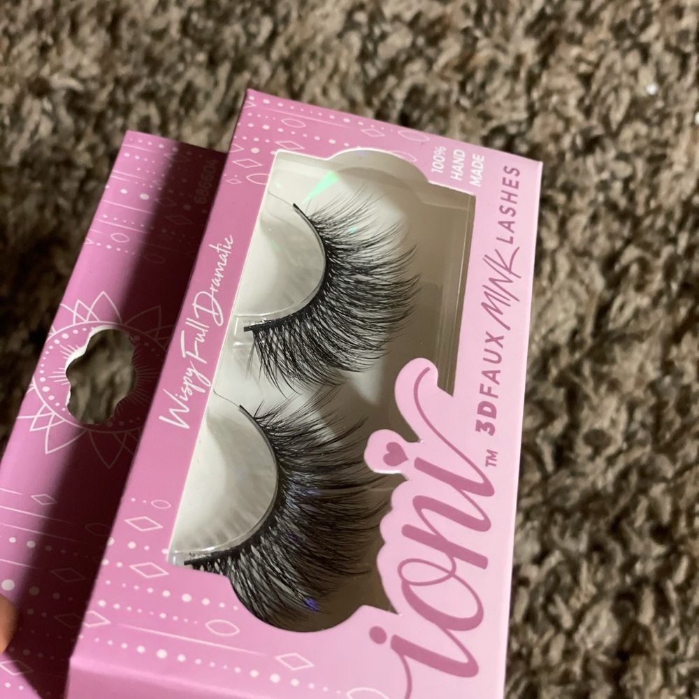 Ioni LASHES - Picture 3 of 5